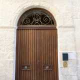 ...cos� decidiamo di bussare al portone del palazzo, posto in vico del Theutra 15
